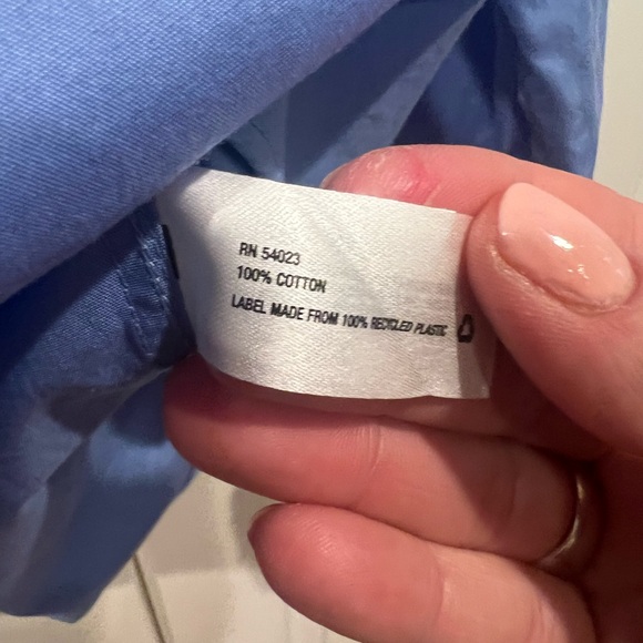 GAP Non-Iron blue button down - Picture 5 of 8